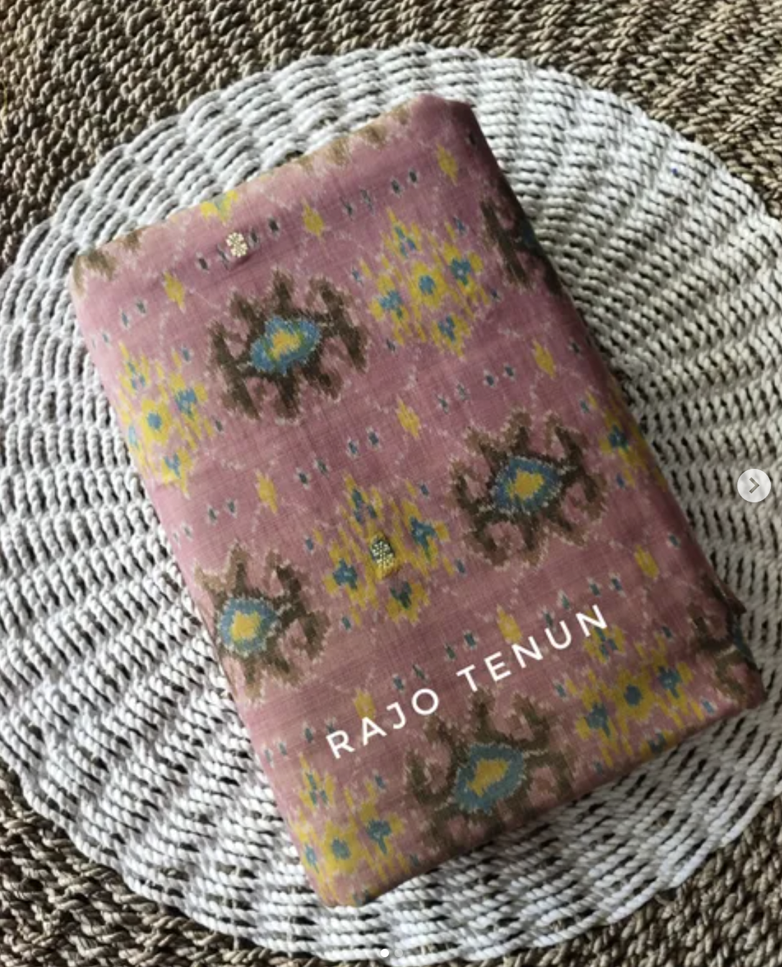 Kain Blongket Merah Motif